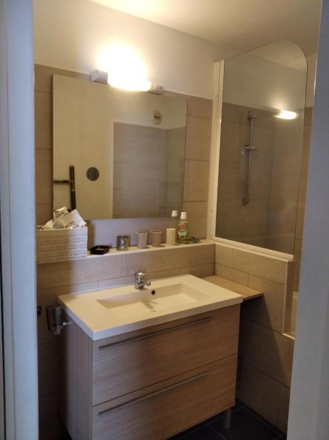 Bel Appartement Avec Terrasse Proche Des Plages Saint-Gilles-les Bains Luaran gambar