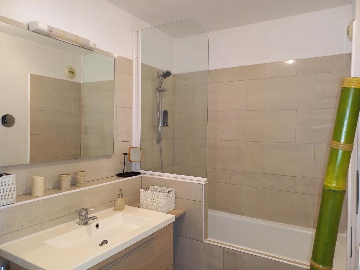 Bel Appartement Avec Terrasse Proche Des Plages Saint-Gilles-les Bains Luaran gambar