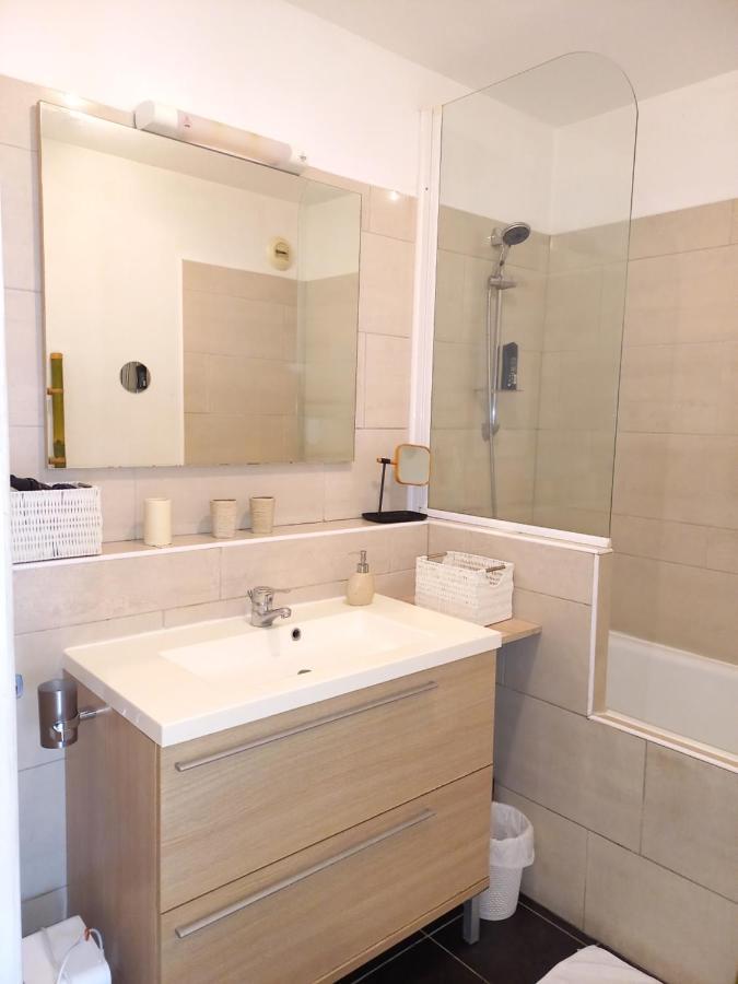 Bel Appartement Avec Terrasse Proche Des Plages Saint-Gilles-les Bains Luaran gambar