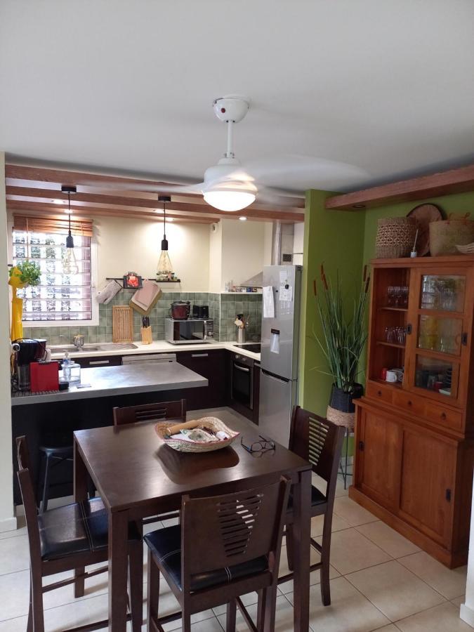 Bel Appartement Avec Terrasse Proche Des Plages Saint-Gilles-les Bains Luaran gambar